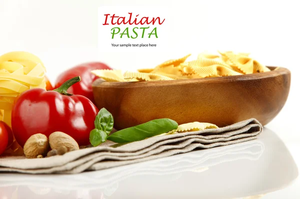 Pasta italiana con verdure in piatto di legno — Foto Stock