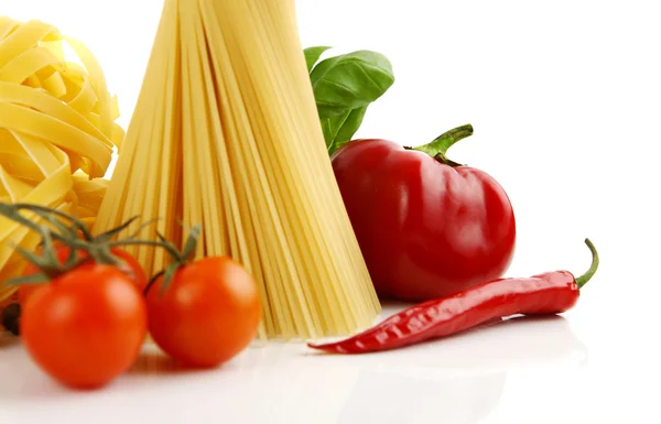 Macarrão italiano com tomates, páprica e manjericão isolado em branco . — Fotografia de Stock