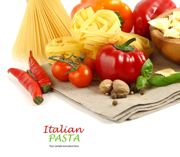 Pasta italiana con verdure in piatto di legno — Foto Stock