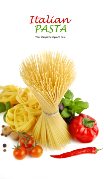 Italiensk pasta med tomater, paprika og basilikum isolert på hvitt . – stockfoto