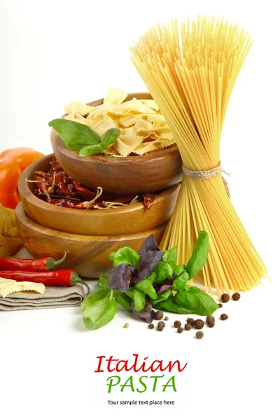 Pasta italiana con verdure in piatto di legno — Foto Stock