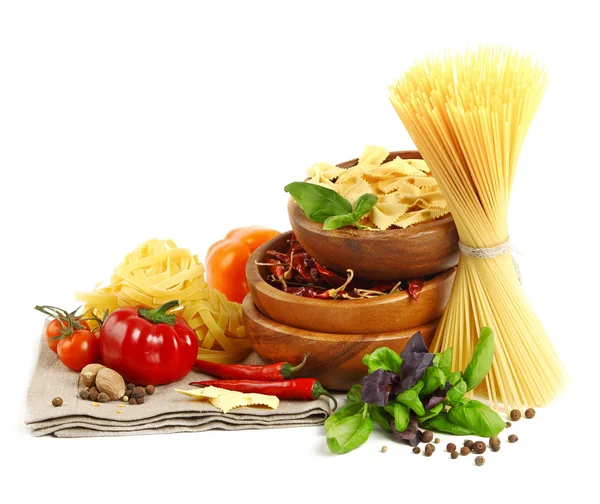 Pasta italiana con verdure in piatto di legno — Foto Stock