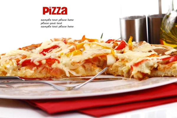 Pizza met tonijn en paprika geïsoleerd op witte achtergrond. — Stockfoto