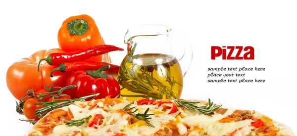 Pizza con atún y pimentón aislados sobre fondo blanco . — Foto de Stock