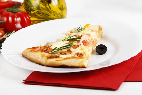 Пицца с тунцом и паприкой изолированы на белом фоне . — стоковое фото