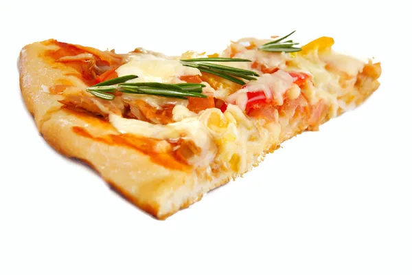 Pizza con atún y pimentón aislados sobre fondo blanco . — Foto de Stock