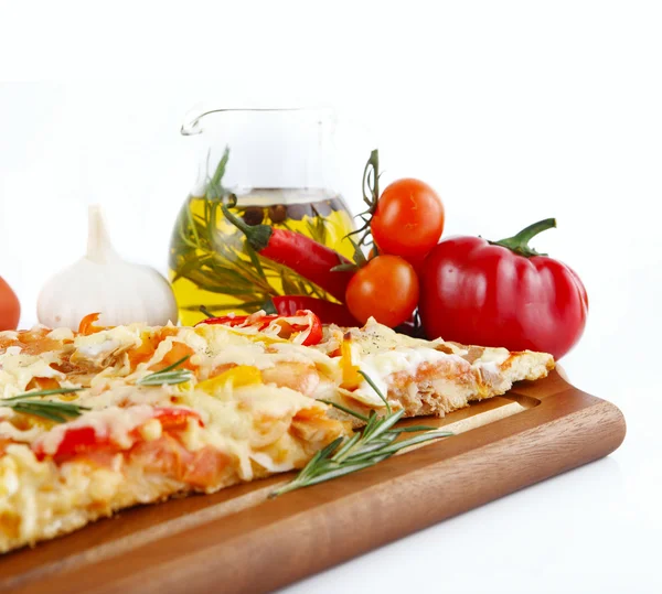 참치와 파프리카 흰색 배경 위에 고립 된 피자. — 스톡 사진