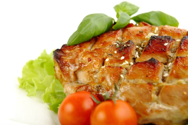 Cerdo asado glaseado con verduras aisladas sobre fondo blanco . — Foto de Stock