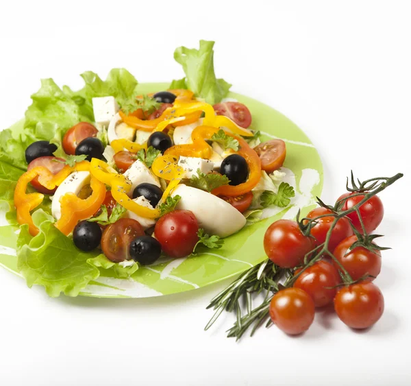 Gezonde vegetarische salade geïsoleerd — Stockfoto