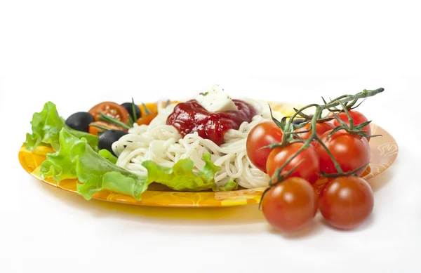 Nudelspaghetti mit Kirschtomaten und Salat — Stockfoto