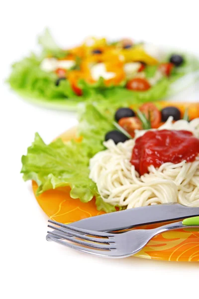Spaghettis de pâtes à la tomate cerise et salade — Photo