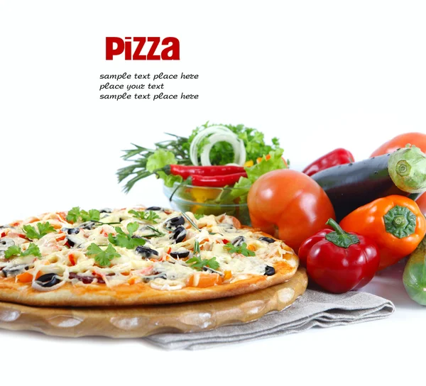 jambon, biber ve üzerinde beyaz zeytin pizza