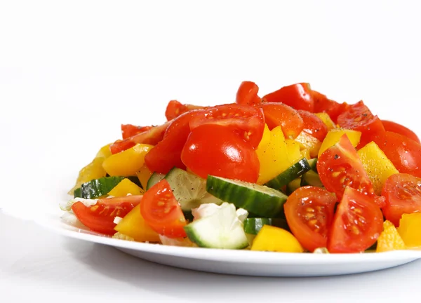 Gezonde vegetarische salade geïsoleerd — Stockfoto