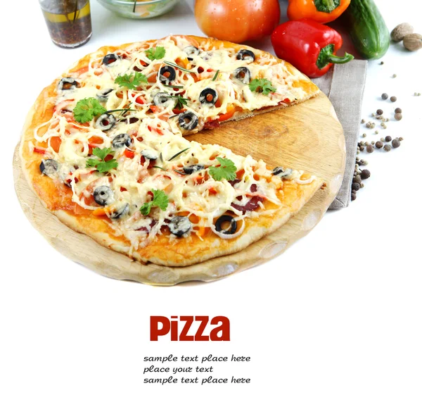 jambon, biber ve üzerinde beyaz zeytin pizza