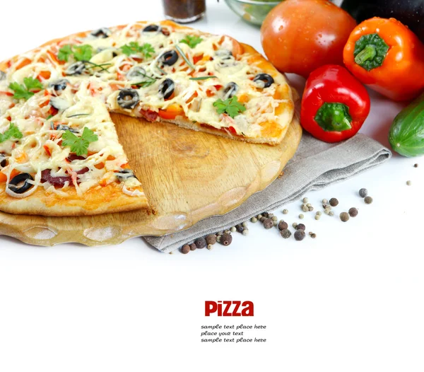 Pizza com presunto, pimenta e azeitonas sobre branco — Fotografia de Stock