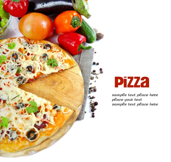 Пицца с ветчиной, перцем и оливками на белом — стоковое фото