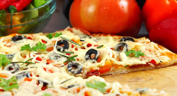 Pizza mit Schinken, Pfeffer und Oliven über Weiß — Stockfoto