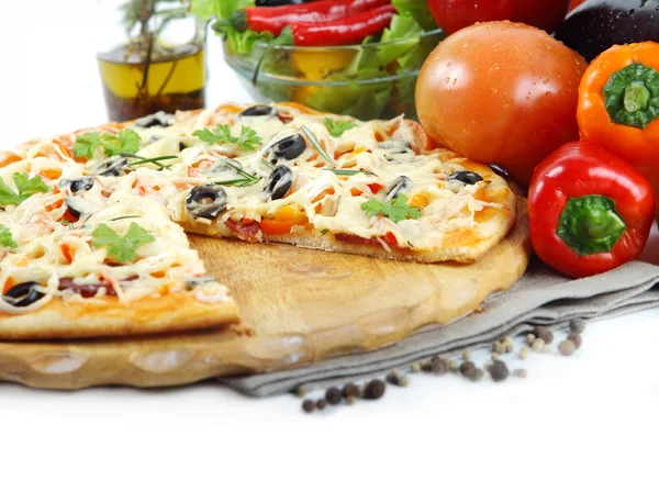 Пицца с ветчиной, перцем и оливками на белом — стоковое фото