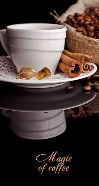 Fondo café y taza blanca aislados en negro — Foto de Stock