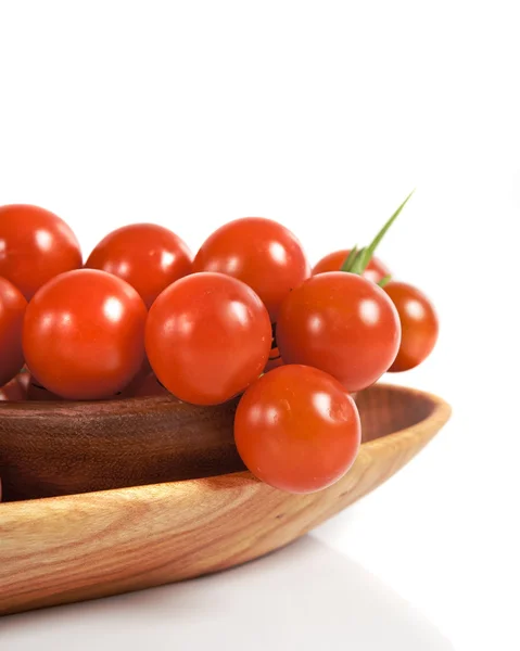 Tomates cereja e alho sobre fundo branco . — Fotografia de Stock