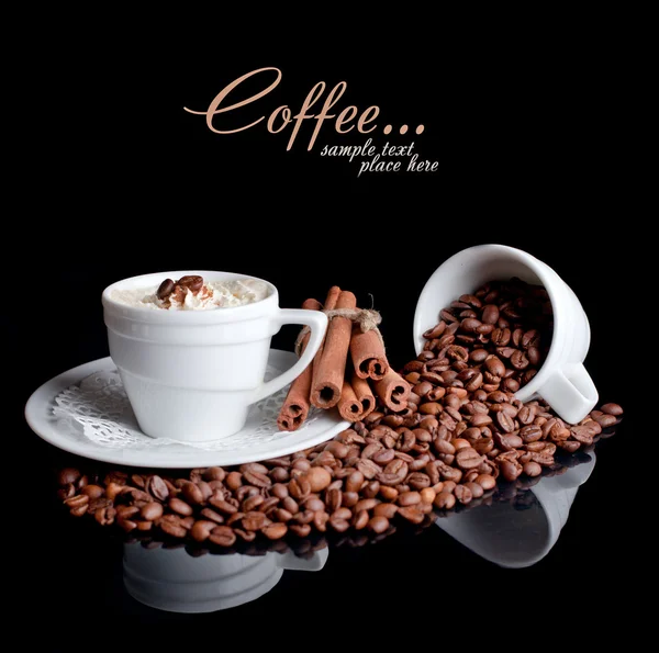 Fondo café y taza blanca aislados en negro — Foto de Stock