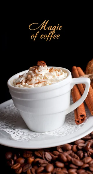 Fondo café y taza blanca aislados en negro — Foto de Stock