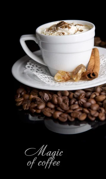 Fondo café y taza blanca aislados en negro — Foto de Stock