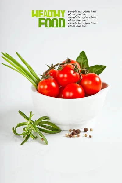 Pomodori ciliegia e aglio su sfondo bianco . — Foto Stock