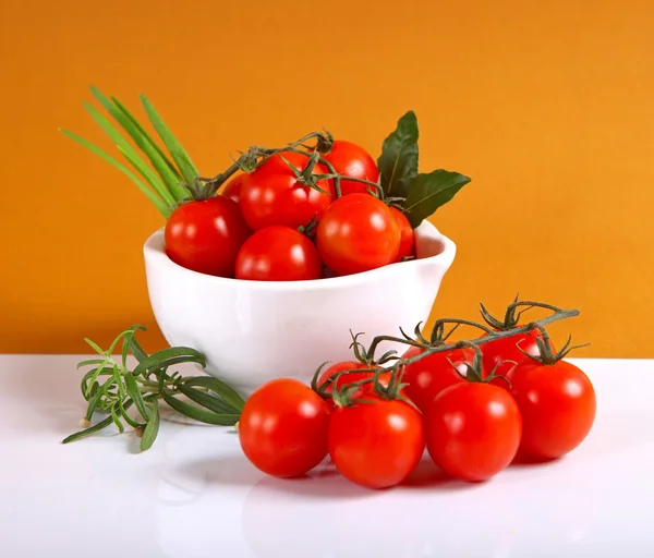 Tomates cereja e alho sobre fundo branco . — Fotografia de Stock