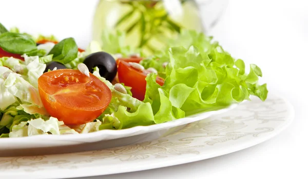 Gezonde vegetarische salade geïsoleerd op wit — Stockfoto