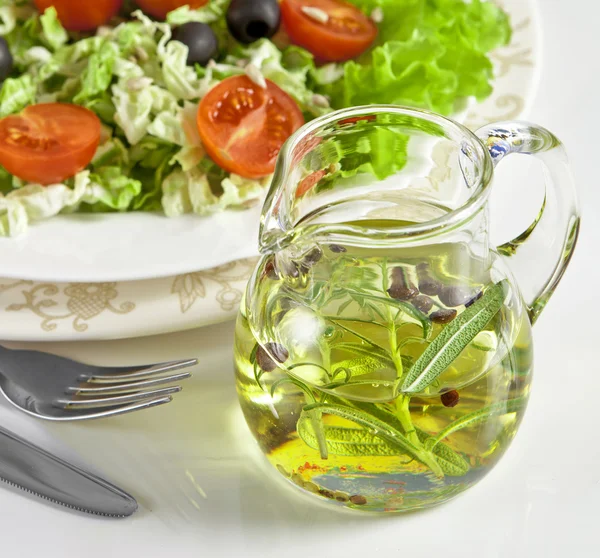 Egészséges vegetáriánus saláta elszigetelt fehér — Stock Fotó