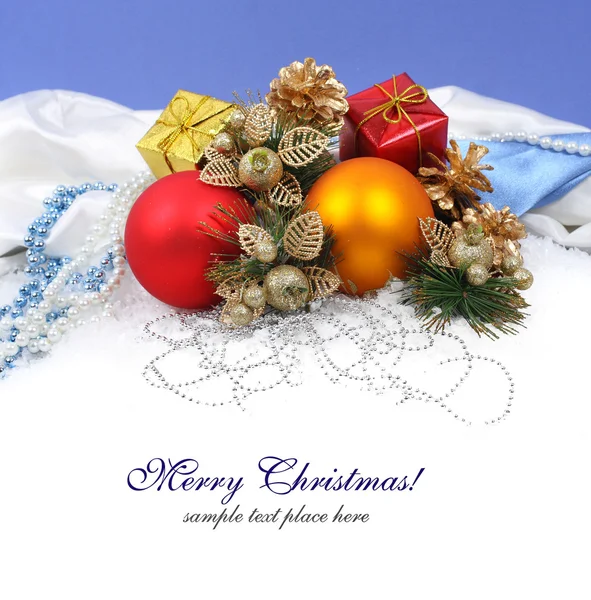 흰색 위에 따로 떼어 놓은 크리스마스 장식 — 스톡 사진