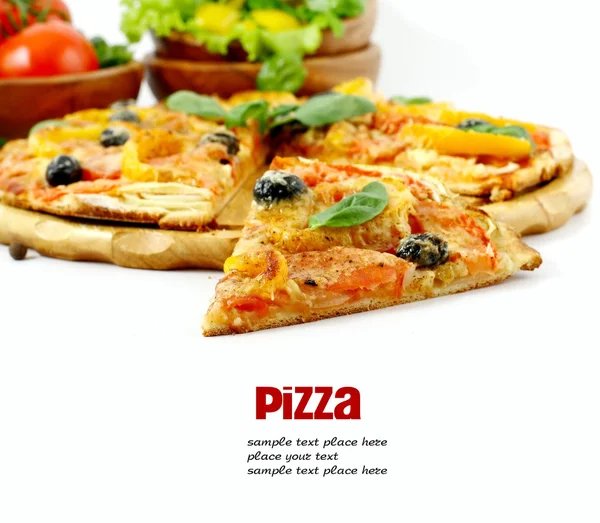 Pizza beyazda izole.