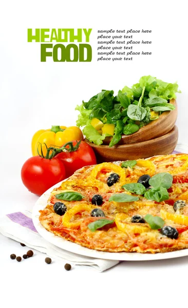 Pizza isoliert auf weiß — Stockfoto