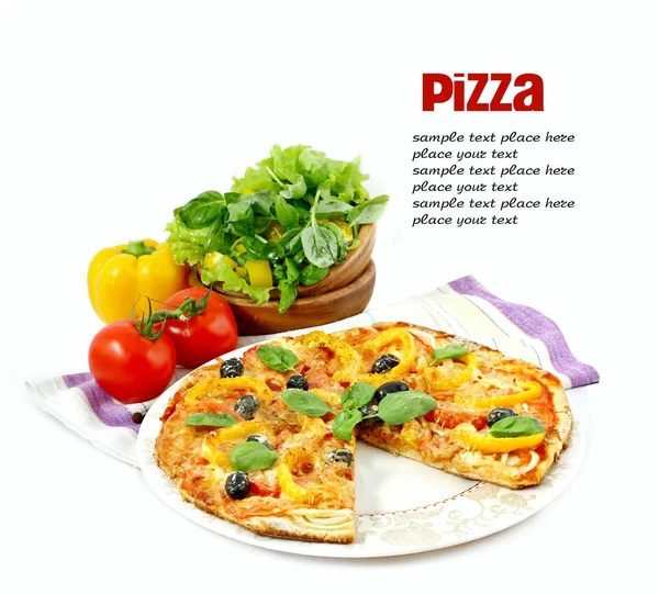 Pizza beyazda izole.