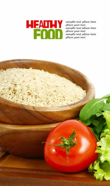 Okokt ris i träplatta — Stockfoto