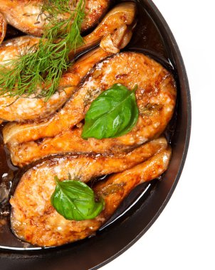 Çıtır çıtır kızarmış somon steak limon ve fesleğen