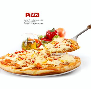 Yüce pizza kaldırdı dilim ton balığı ve beyaz arka plan üzerinde izole kırmızı biber ile