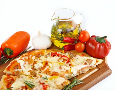 ton balığı ve beyaz arka plan üzerinde izole kırmızı biber pizza
