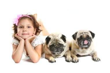 küçük kızım 5 yaşında ve beyaz bir arka plan üzerinde izole köpek