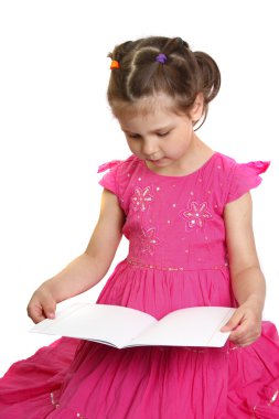 pembe elbiseli güzel küçük bir kız