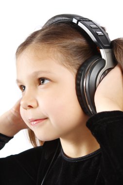 Kulaklıklı Küçük Kız