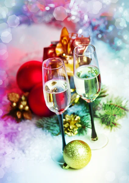 Nyår och jul firandet .two champagne glas i hol — Stockfoto