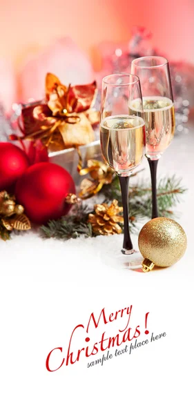 Nyår och jul firandet .two champagne glas i hol — Stockfoto