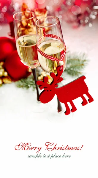 Nyår och jul firandet .two champagne glas i hol — Stockfoto