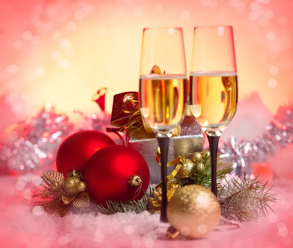 Nyår och jul firandet .two champagne glas i hol — Stockfoto