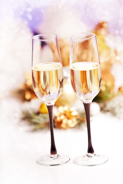 Capodanno e festa di Natale. Due bicchieri di champagne a Hol — Foto Stock