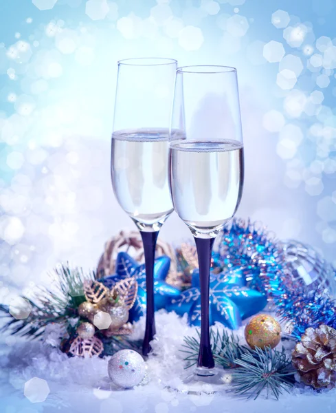 hol Noel ve yeni yıl kutlama iki şampanya bardakları