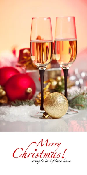 Nyår och jul firandet .two champagne glas i hol — Stockfoto