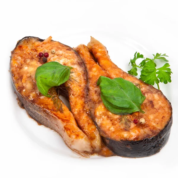 Croccante bistecca di salmone alla griglia con limone e basilico — Foto Stock